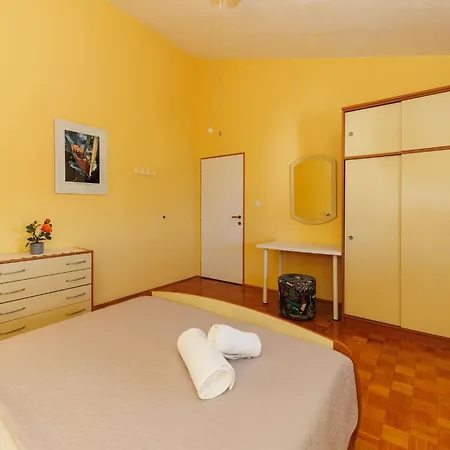 Zara Mit Blick Auf Wasser By Interhome *