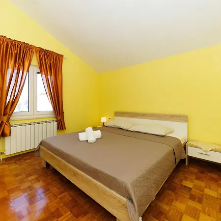 Zara Mit Blick Auf Wasser By Interhome Ражанац