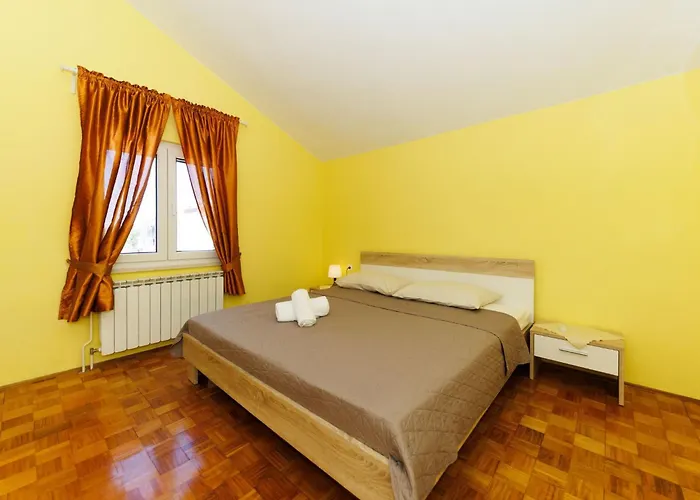 Zara Mit Blick Auf Wasser By Interhome Ражанац