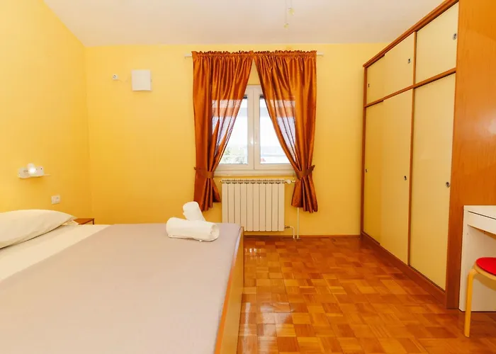 Zara Mit Blick Auf Wasser By Interhome Ражанац